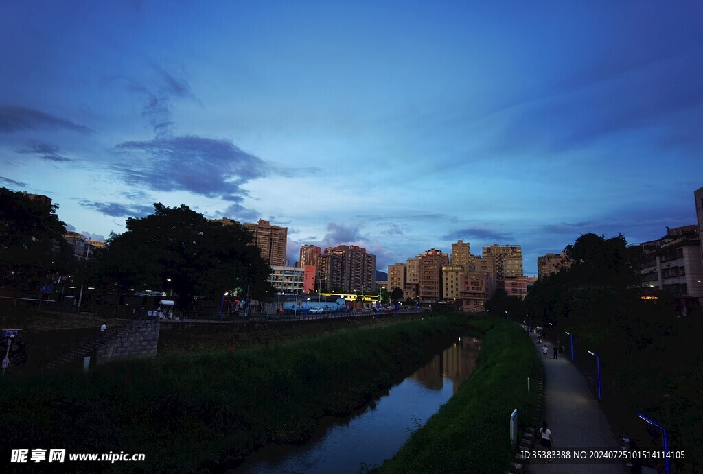 夜色蓝天