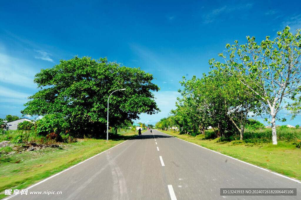 蓝色天空自然风景马路绿色背景