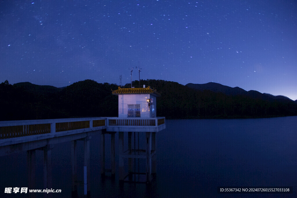 水库夜景