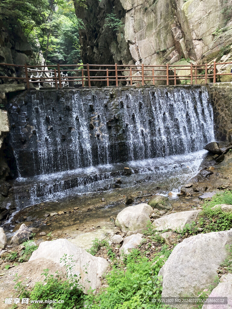 小瀑布风景