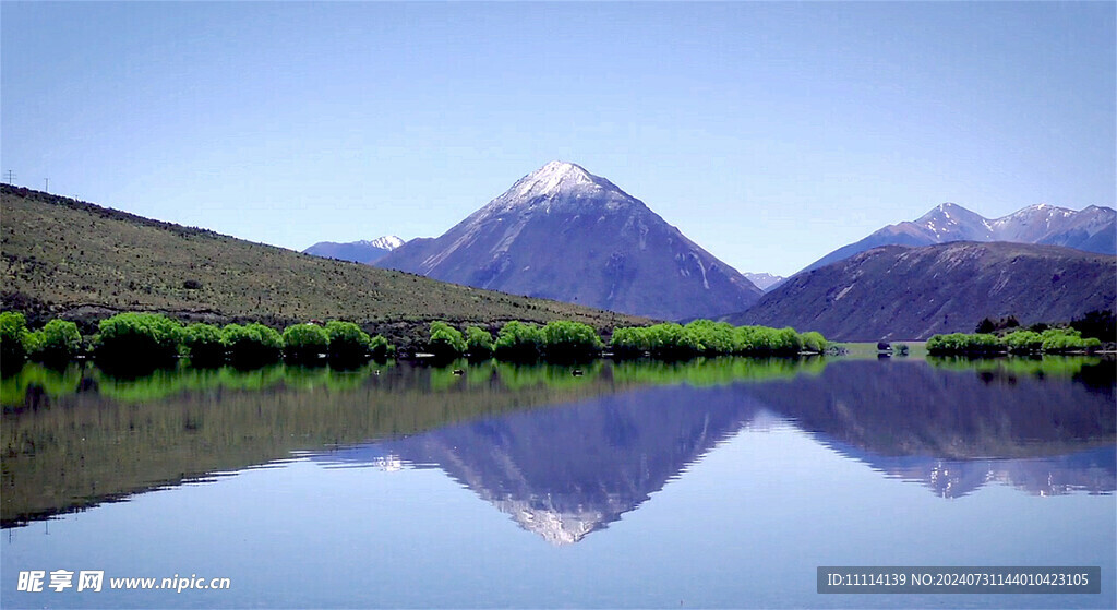 新西兰塔拉纳基山风光