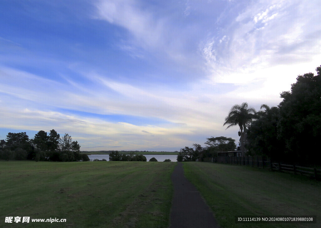 海滨小镇黄昏风景