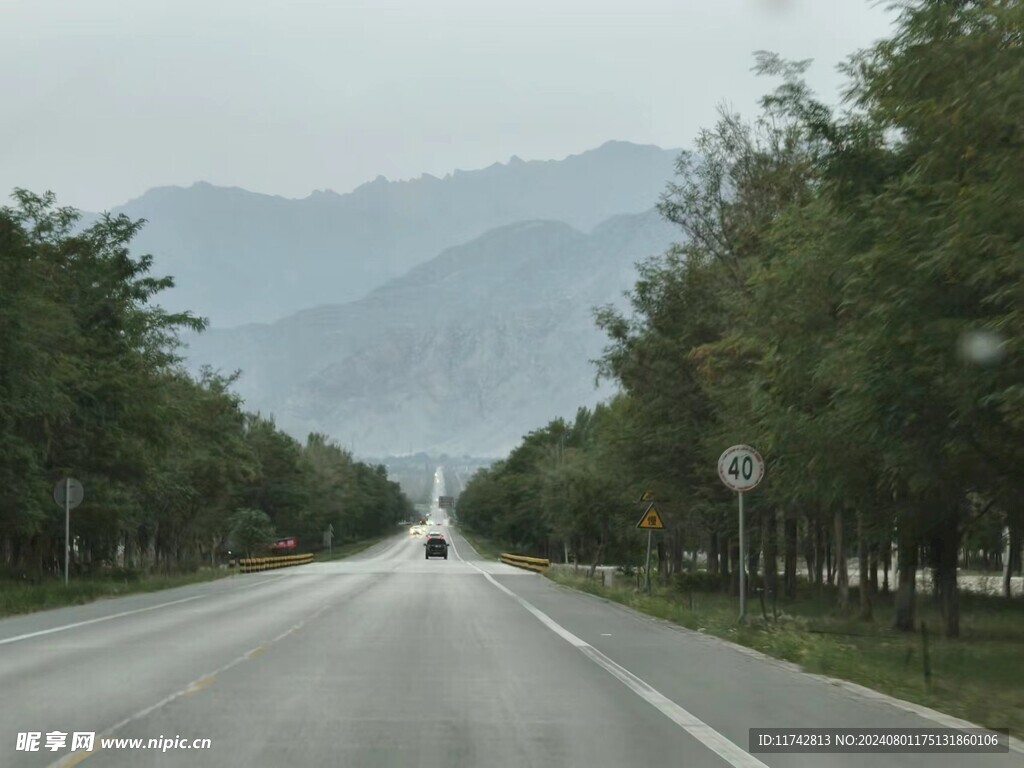 去往贺兰山的路上