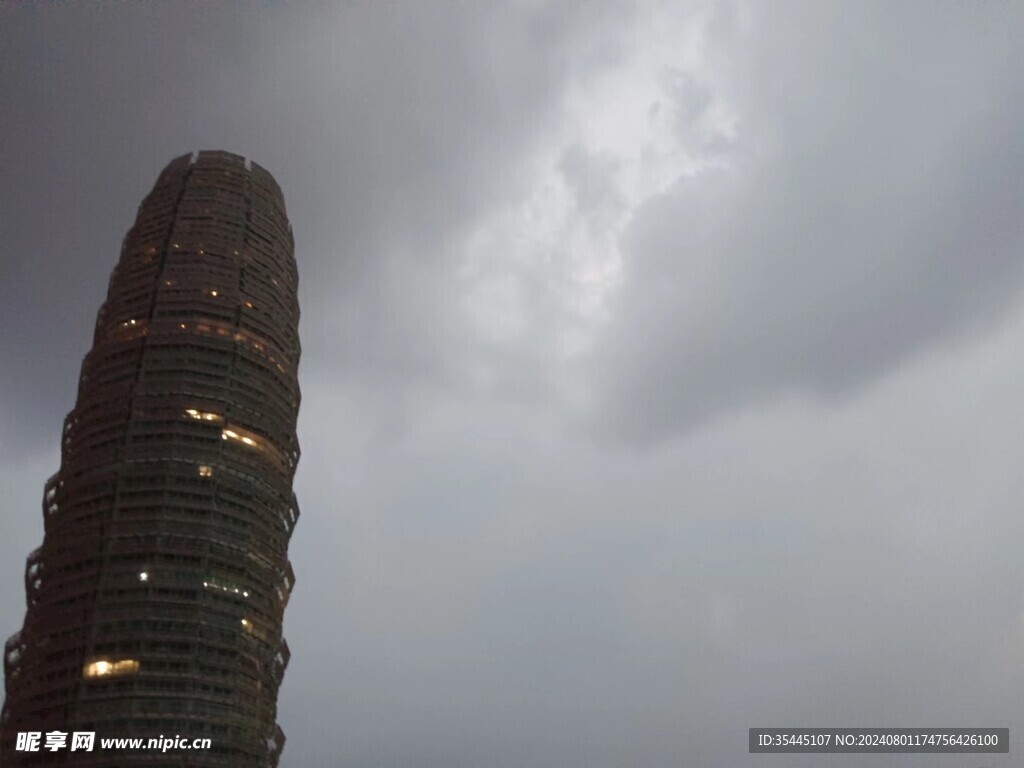 乌云下的玉米楼