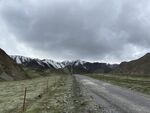 新疆旅游 草原公路 阴天的雪山