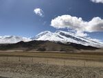 新疆旅游 日照雪山 黑色的山