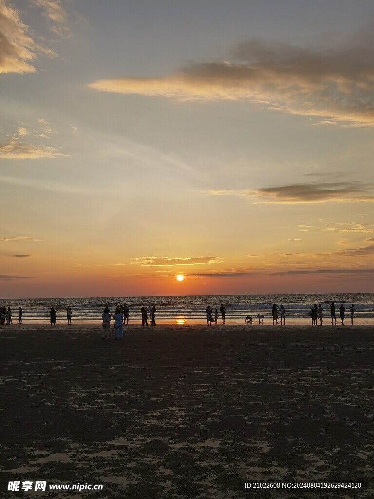 夕阳海滩剪影