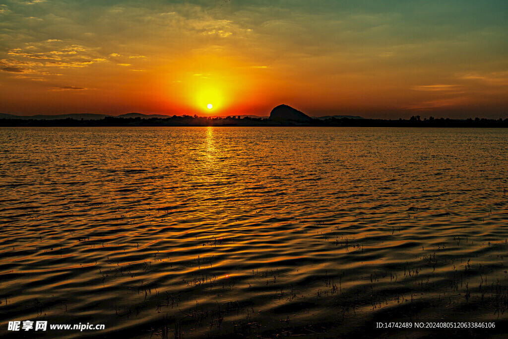 湖面夕阳