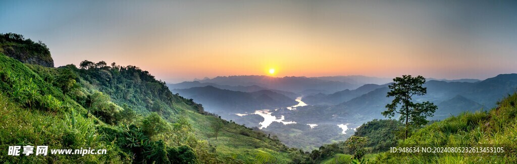 霞光照青山