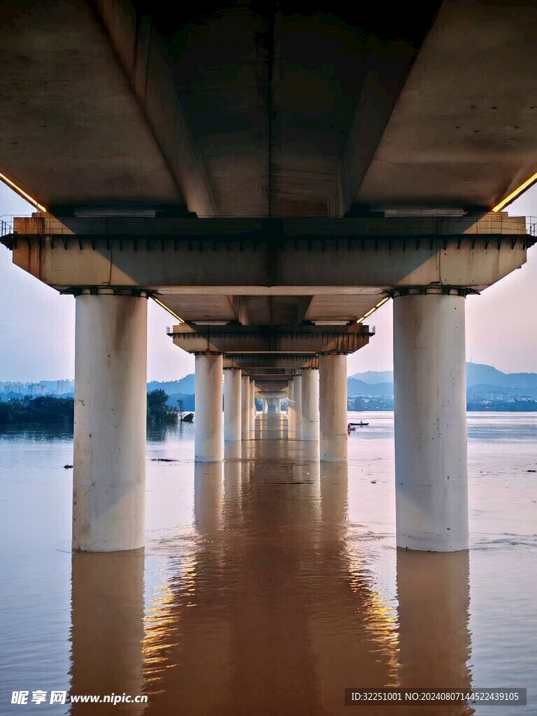 桥粱底部