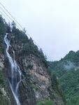 山间瀑布