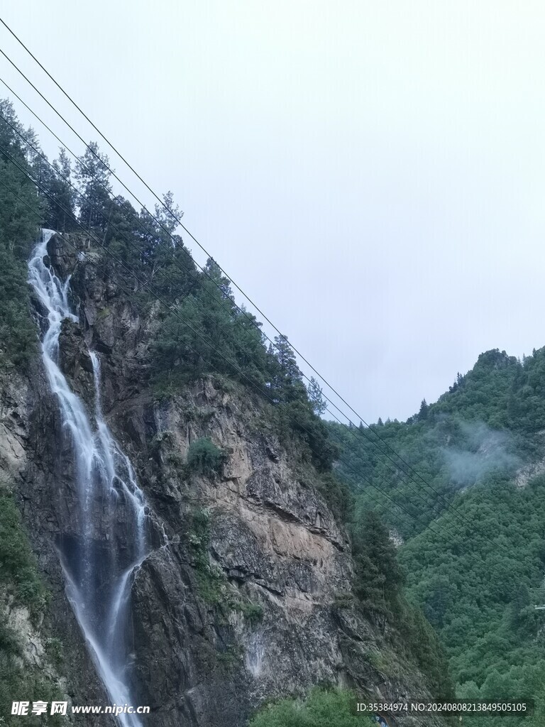 山间瀑布