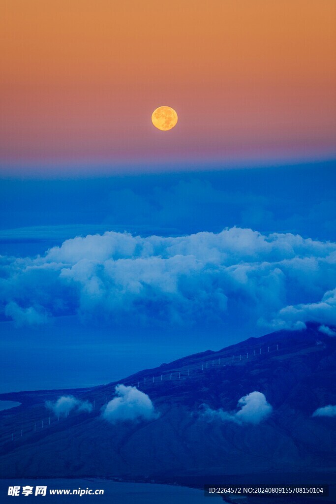 夕阳远山云雾缭绕