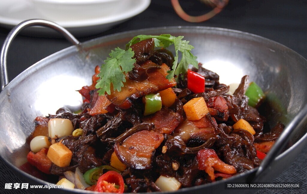 干锅野山菌炒腊肉