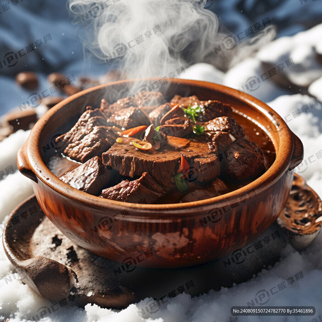 土锅红烧牛肉煲冒热气 雪山背景