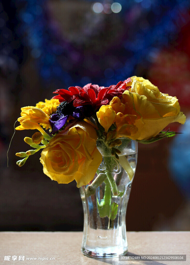 黄色玫瑰花插花