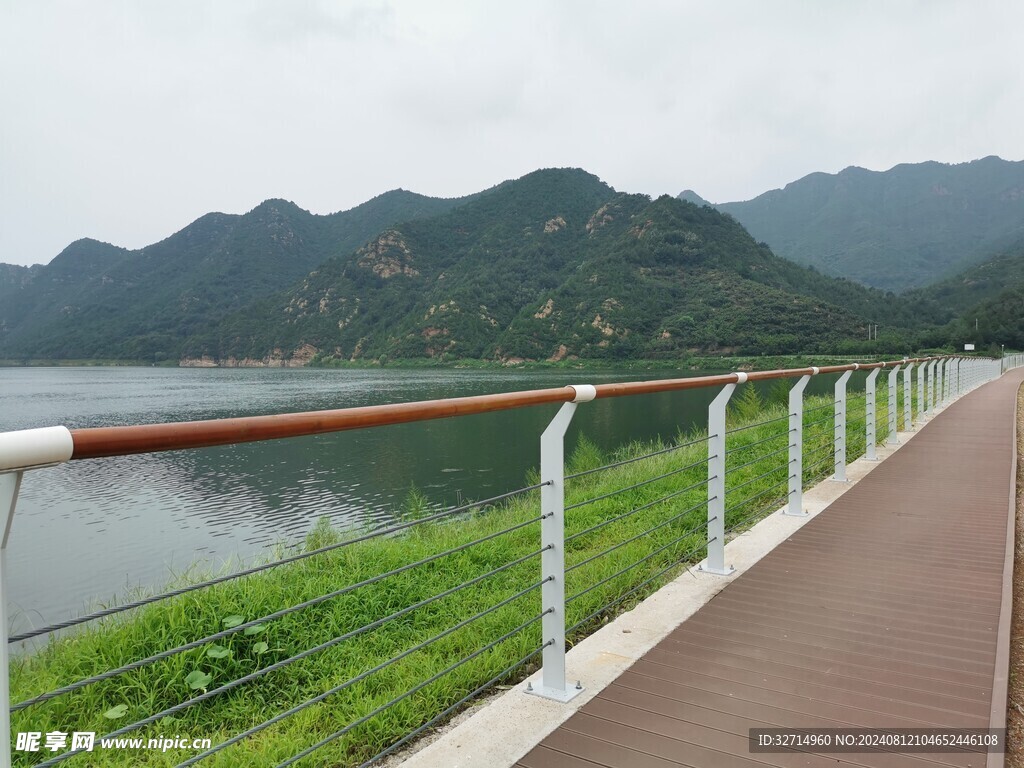 山水边的步道