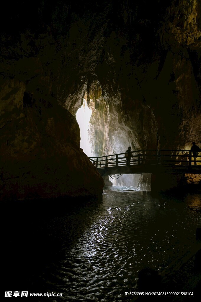 山洞溪流