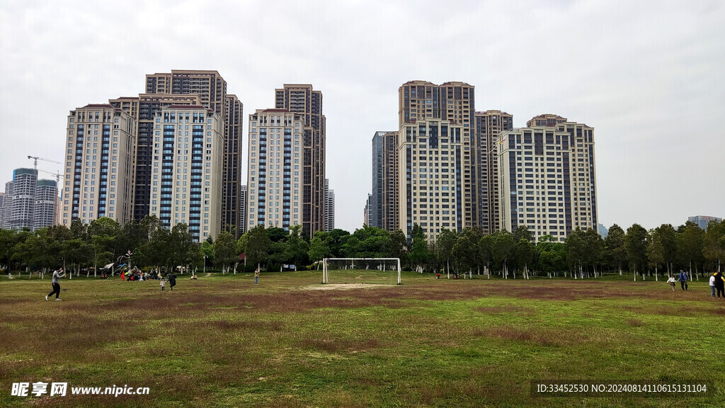 现代海景小区旁的草地足球场