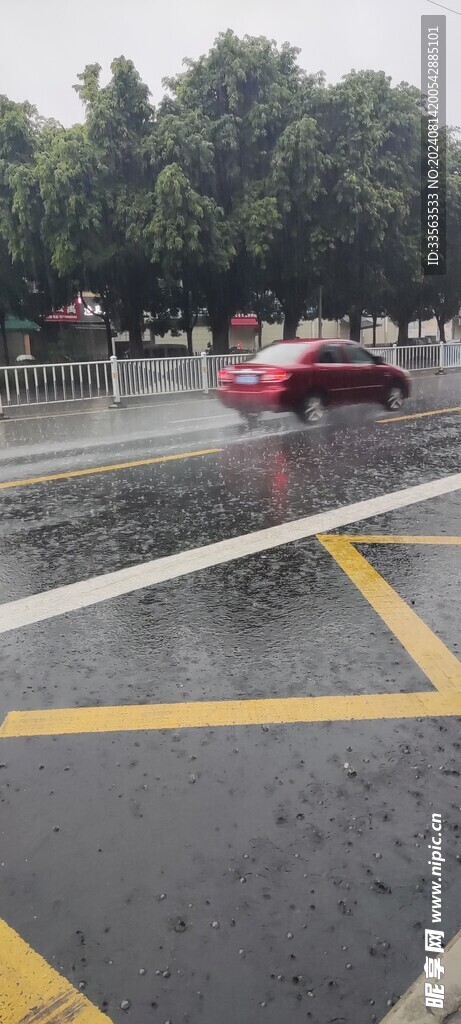 雨天的红色车影