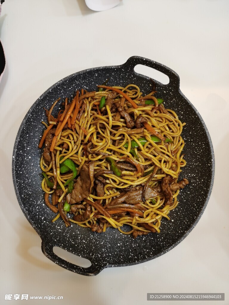 菌菇牛肉炒面