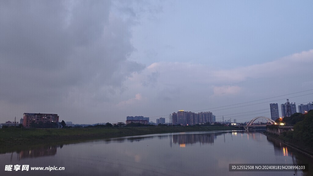 河水天空