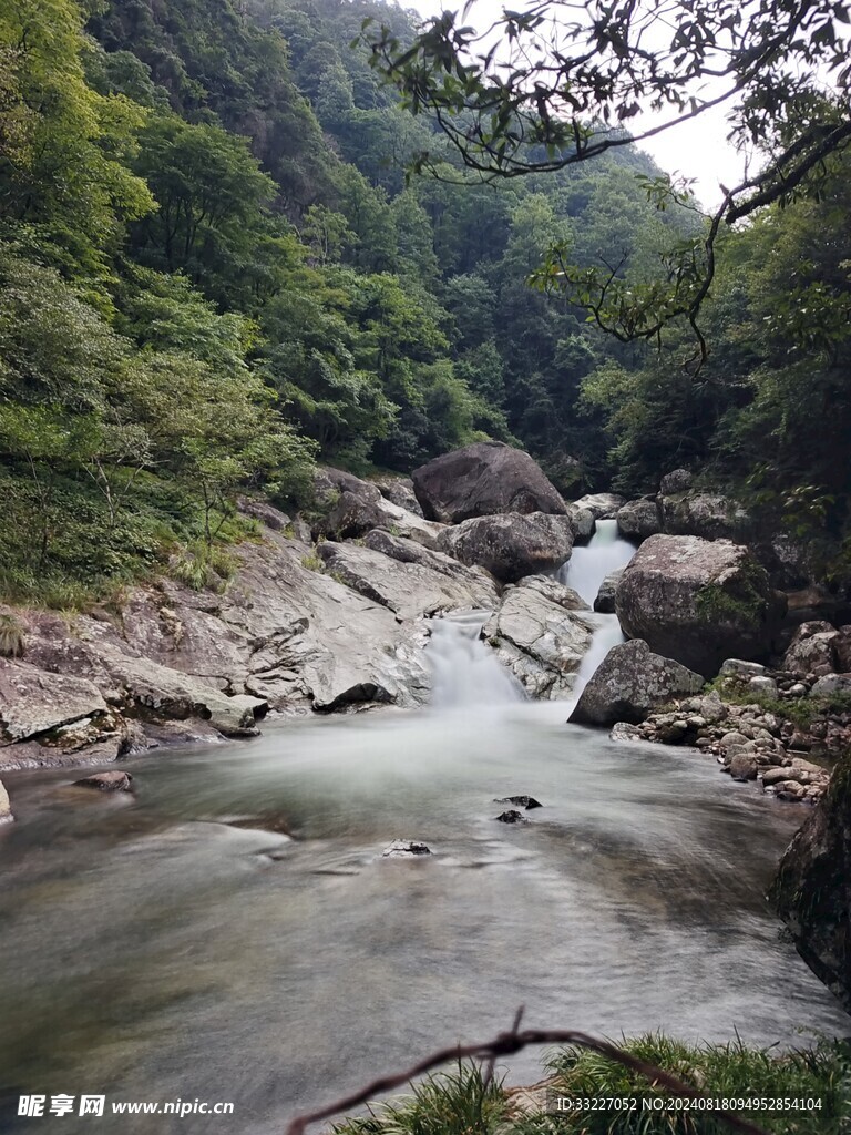 瀑布溪流