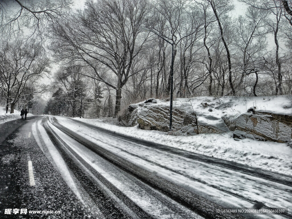 下雪天公路