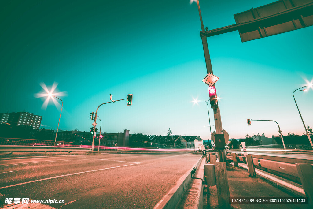 夜晚柏油路