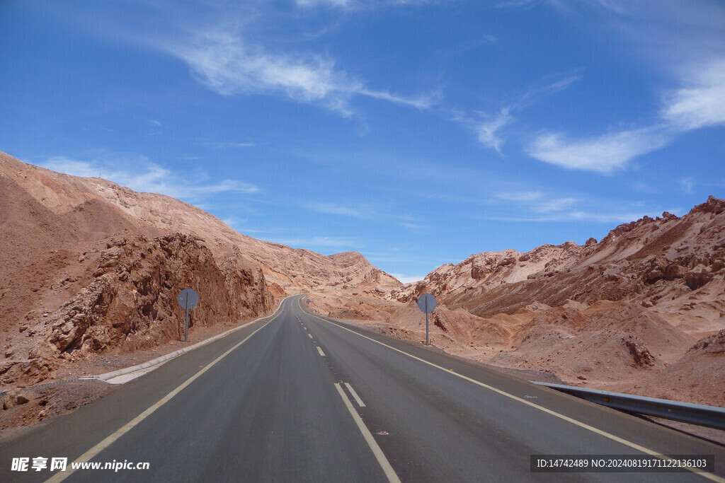 郊区蜿蜒公路风景