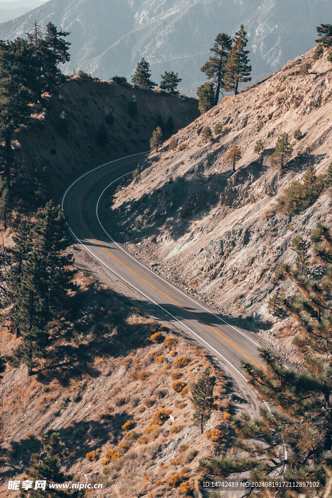 蜿蜒山间公路