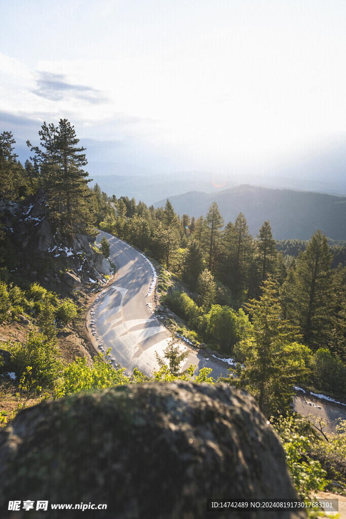 弯曲盘旋山路