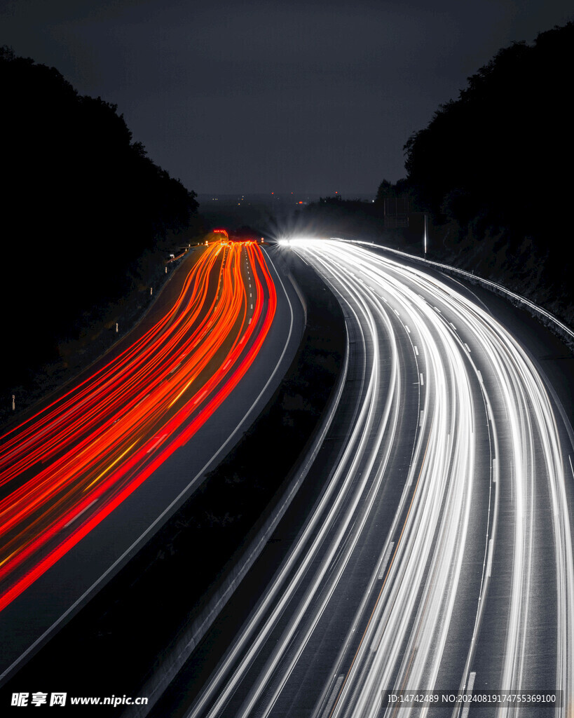 夜晚光痕迹高速公路