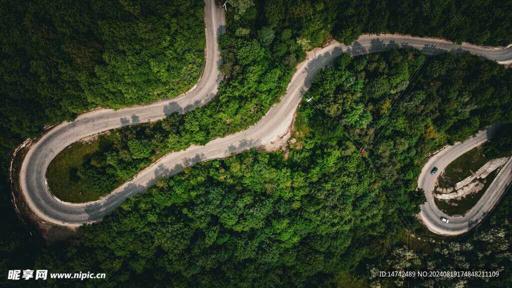 蜿蜒盘旋公路