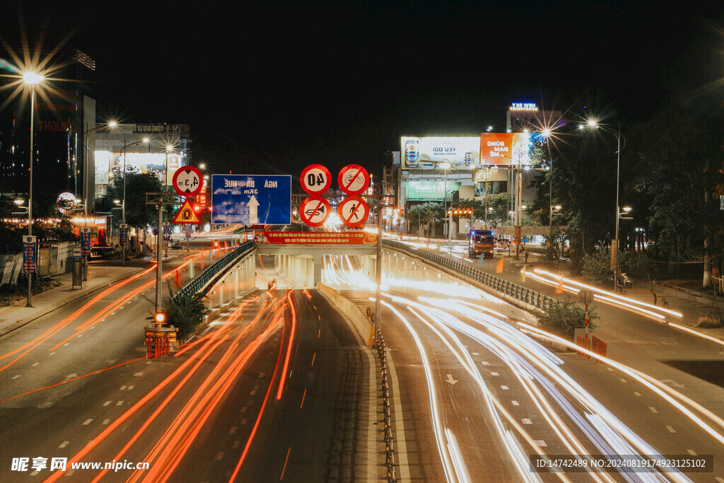 夜晚城市道路灯光