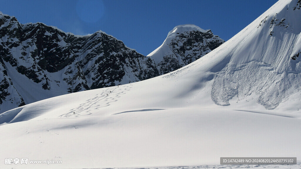 冬季白色积雪雪山岩石风光