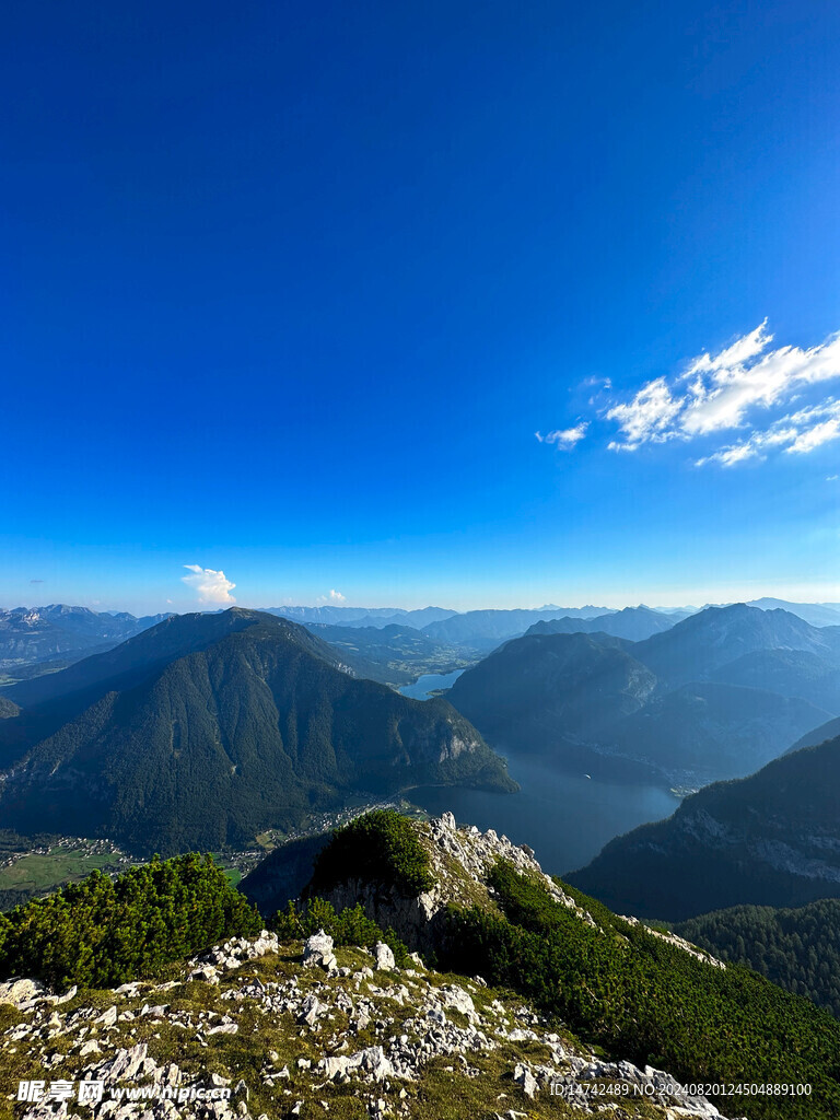 蓝色天空阿尔卑斯山湖泊风光