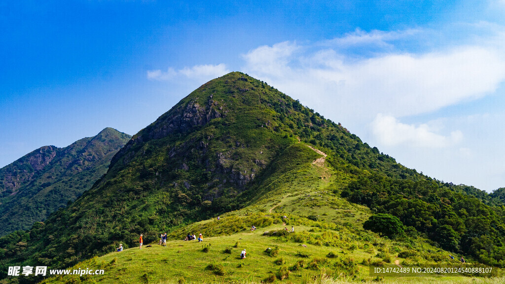 蓝天白云巍峨青山风光