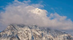 冬季云雾缭绕雪山山脉