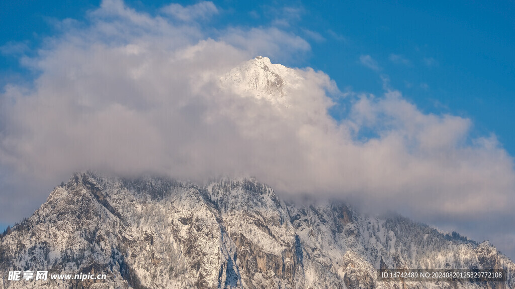 冬季云雾缭绕雪山山脉