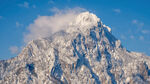 冬季巍峨雪山之巅