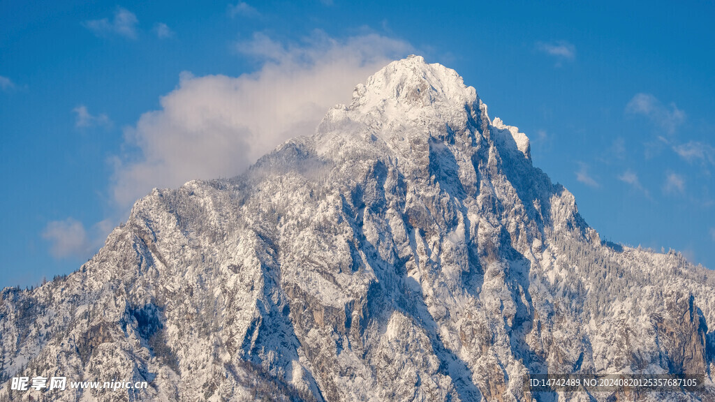 冬季巍峨雪山之巅