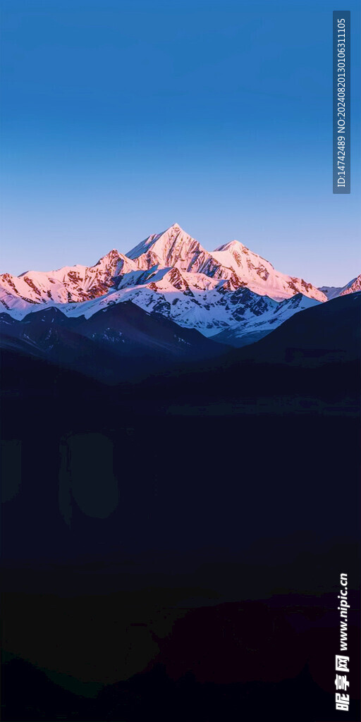 蓝色天空巍峨雪山