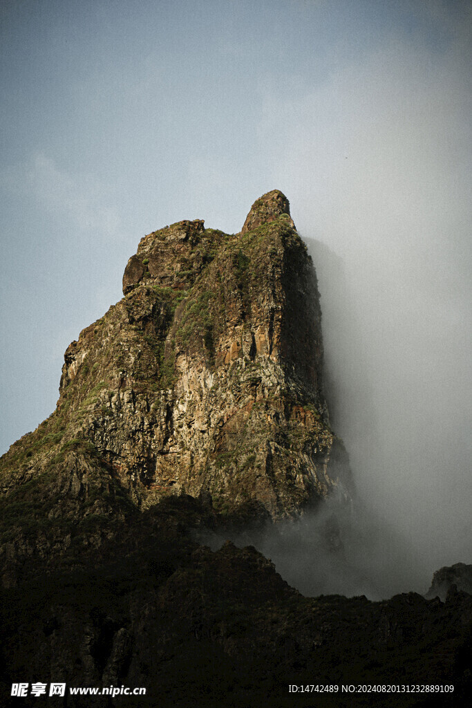 云雾缭绕巍峨岩石山脉