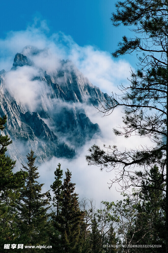 云雾缭绕高山