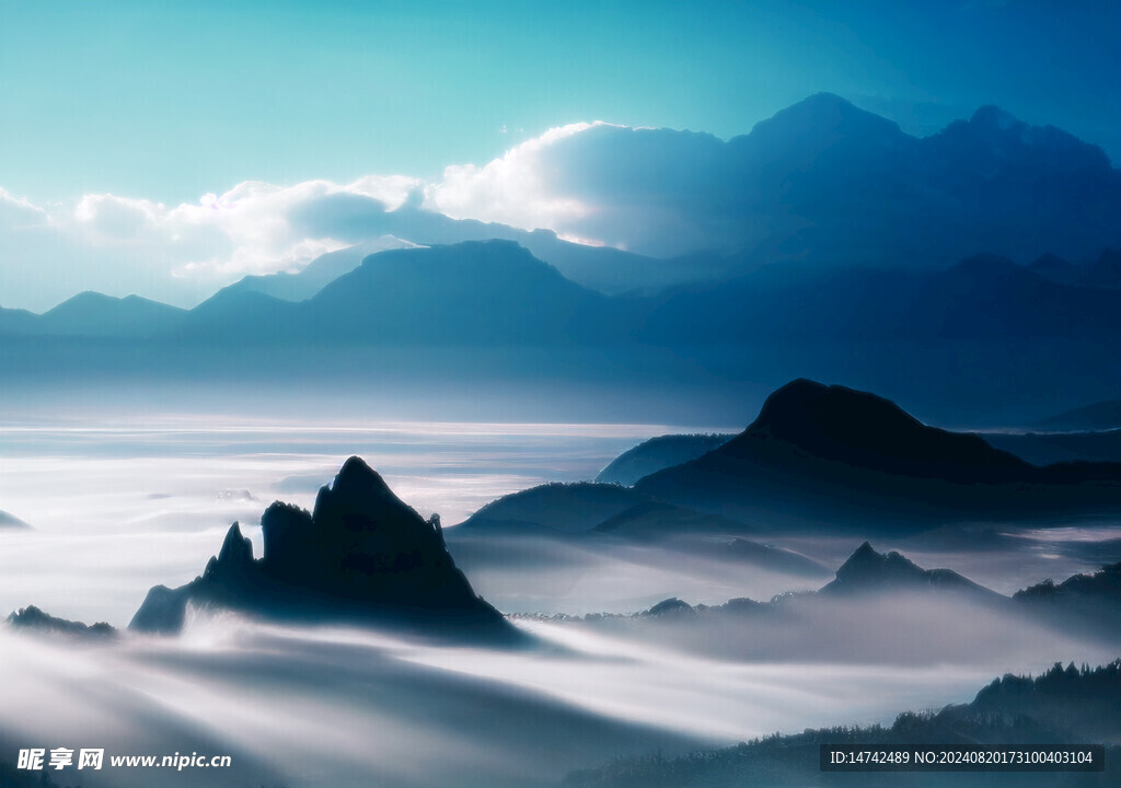 云雾缭绕高山