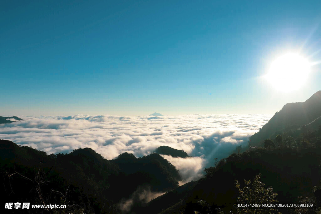 云雾缭绕高山