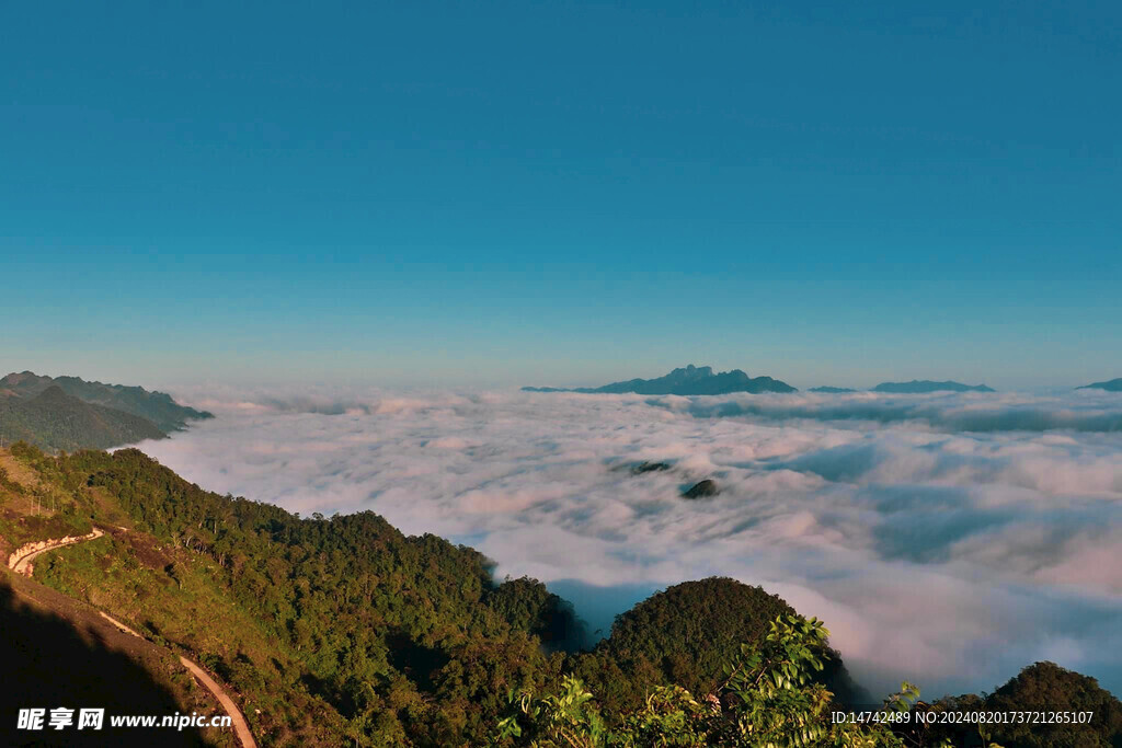 云雾缭绕高山