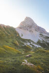 巍峨高山绿色山坡