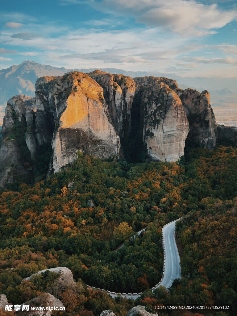 秋季树林巍峨高山